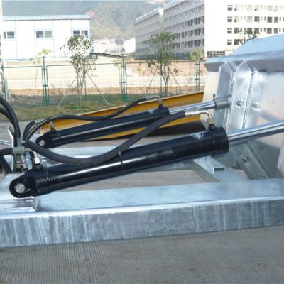 Machaniaeth cloi positif hawdd ei ddefnyddio. Mae'r gadwyn ddiogelwch yn sicrhau hopran i'r cerbyd trin. Mae gwythiennau wedi'u weldio yn atal gollyngiadau. Agoriadau fforc ychwanegol. 2 "gwefusau uchaf wedi'u ffurfio. Gorffeniad enamel glas amlwg